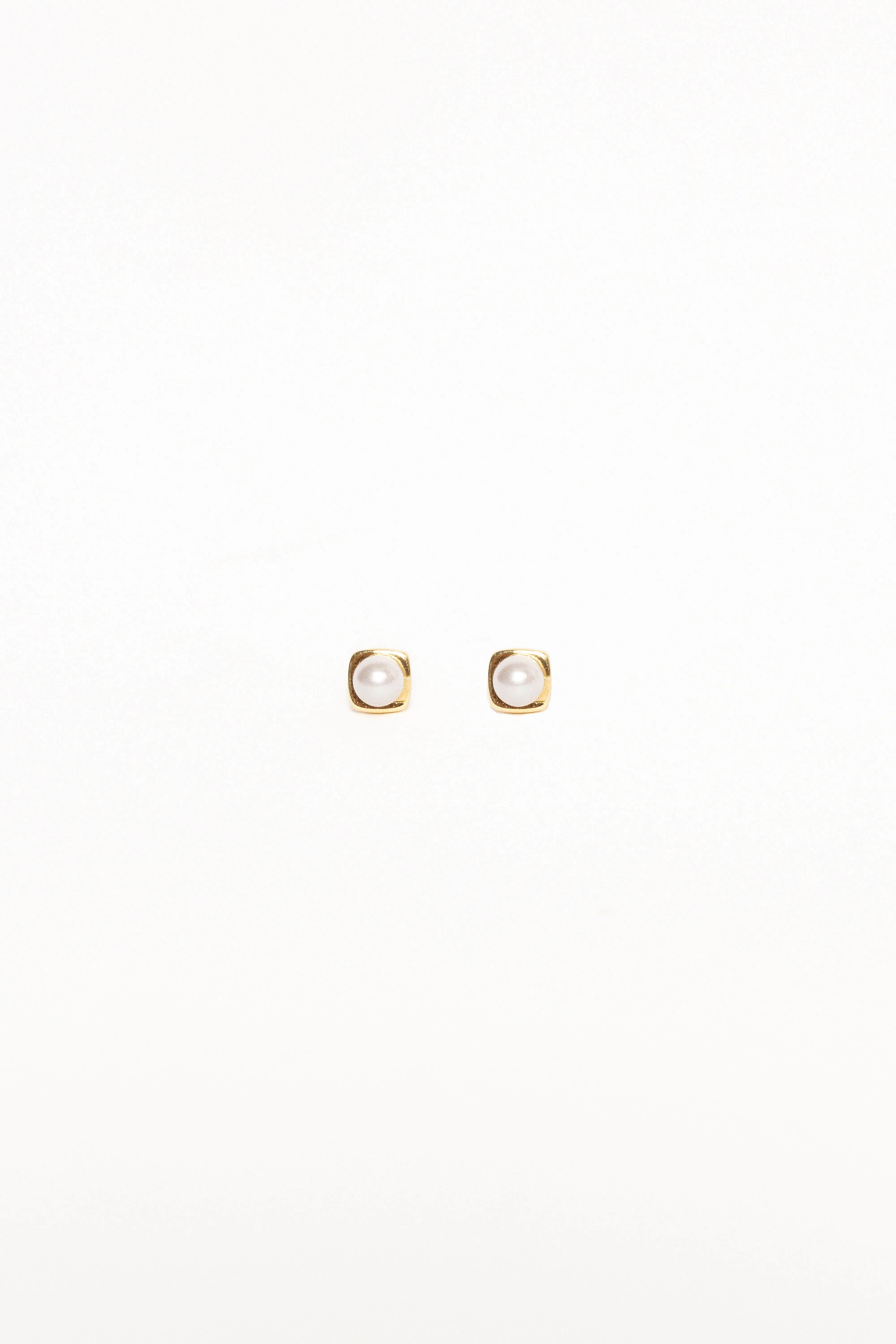 Helene Stud Earrings - Gold/Pearl